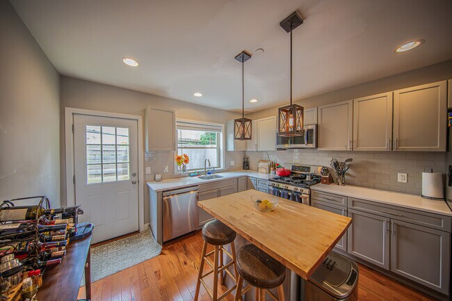 Kitchen - 2137 Sears St Townhome
