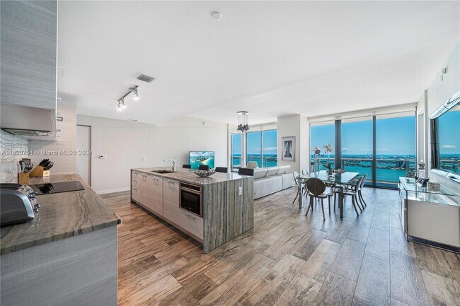Foto del edificio - 650 NE 32nd St