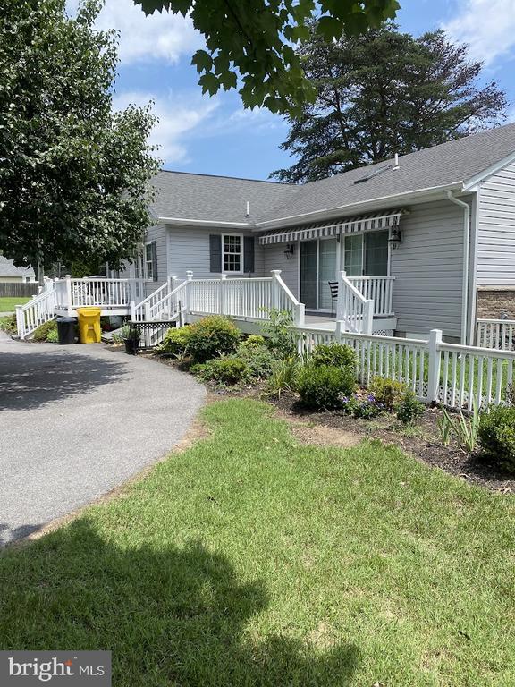 Building Photo - 999 Shoreland Dr