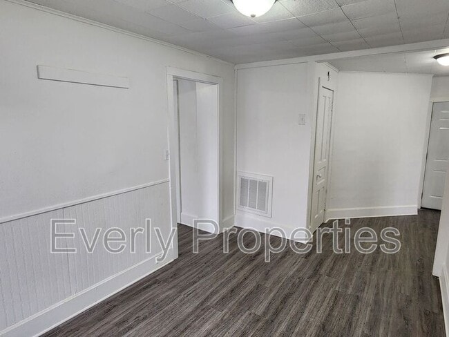 Foto del edificio - 1664 N Wisconsin St