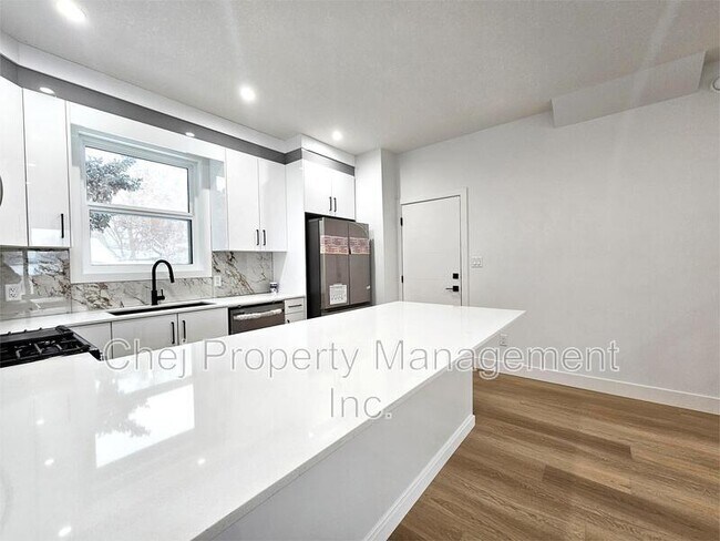 Photo du bâtiment - 10698-10661 61 St NW