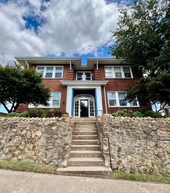 Building Photo - Charming 2-Bed/1 Bath Apartment in the His...