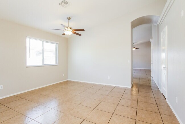 Foto del edificio - 4449 N 123rd Dr