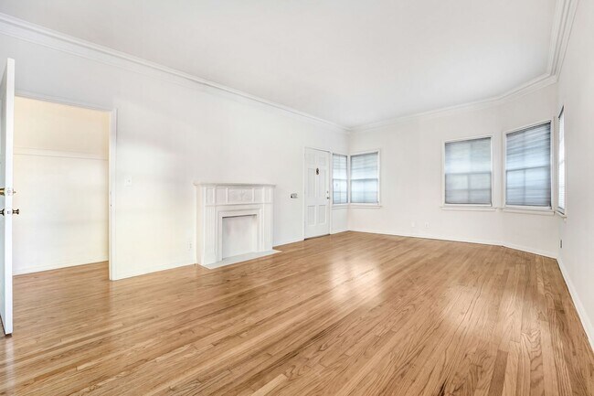 Foto del edificio - Spacious & Character-Filled 1 Bedroom in Prime Los Feliz – Parking & In-Unit Laundry