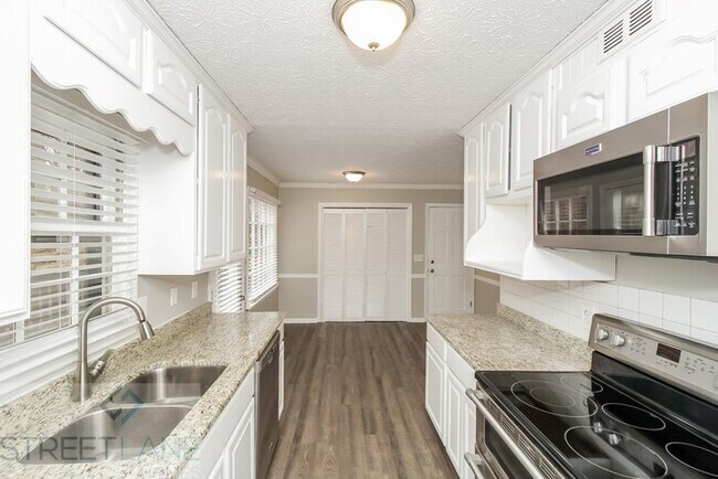 Foto del edificio - REDUCED! - Now offering $1100 off first fu...