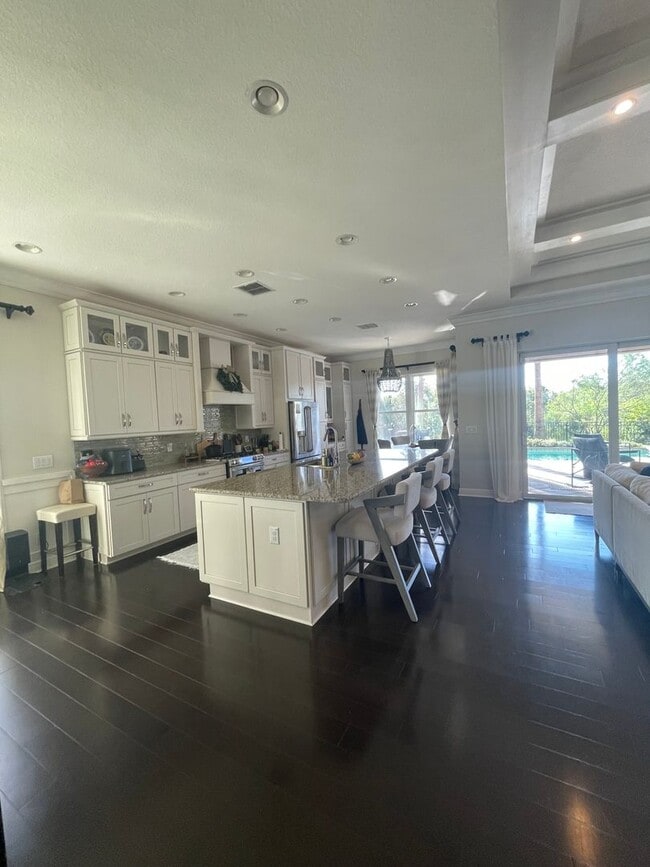 Building Photo - Stunning 3-bedroom, 3.5-bathroom former Mo...