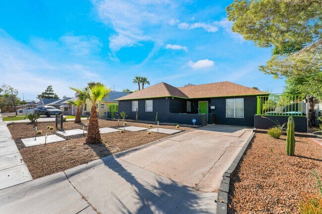 Building Photo - Furnished Luxury Downtown Las Vegas Oasis!