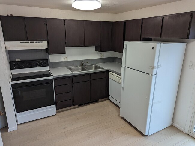 Building Photo - 3550 Butternut Dr
