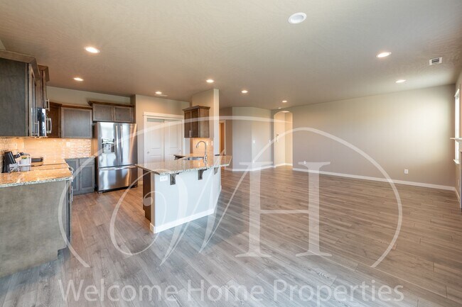 Foto del edificio - Brand NEW Home!  Overlooking the Golf Course!