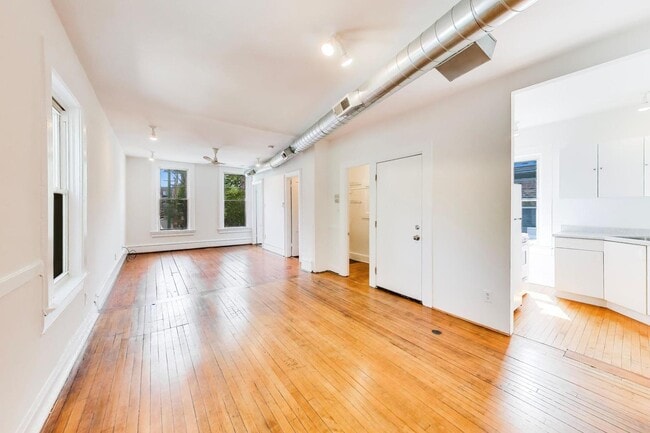 Building Photo - 812 W 19th St
