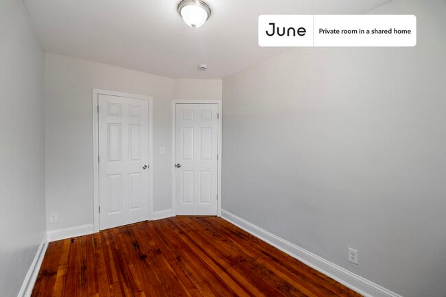 Foto del edificio - Private bedroom in 4 bed/1 bath Home