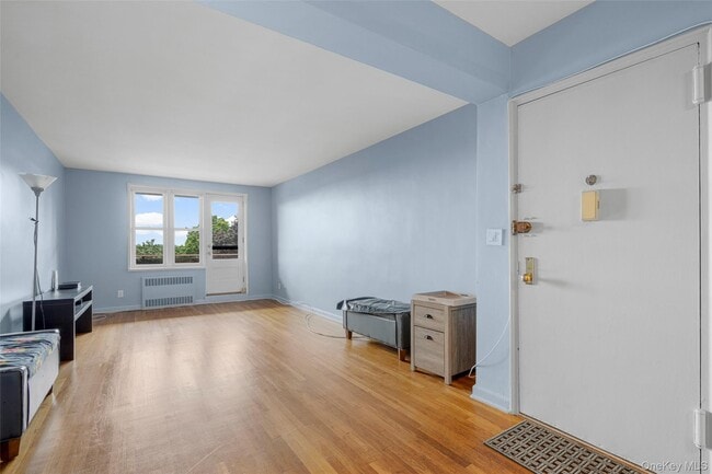 Building Photo - 325 King St