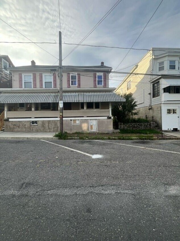 Primary Photo - 4 Bedroom 1 Bath