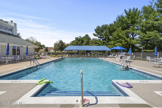 Foto del edificio - 237 Wycoff Way W