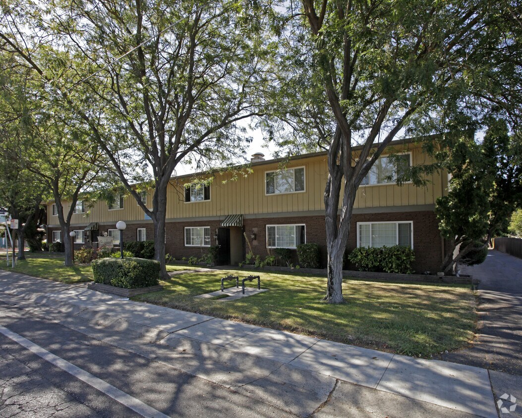 Carmichael Court Apartments Sacramento, CA