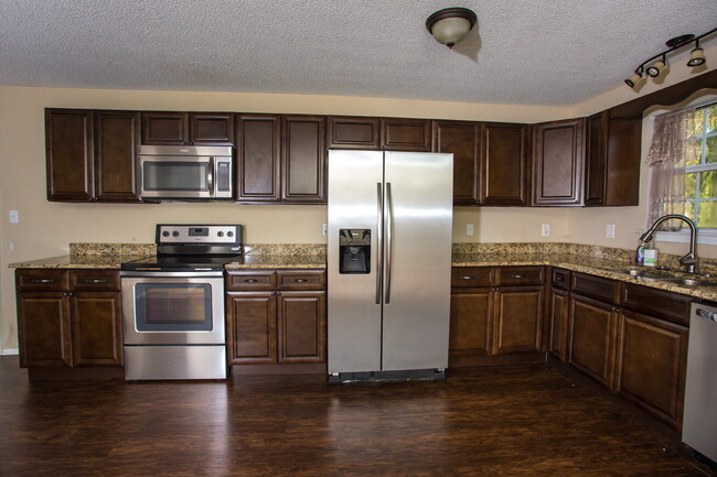 Building Photo - Charming 3-Bedroom Home Near Downtown Pens...