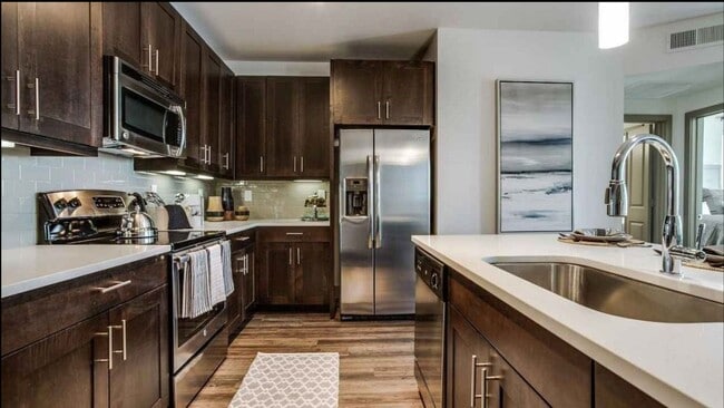 Foto del edificio - 8025 Forest Ln