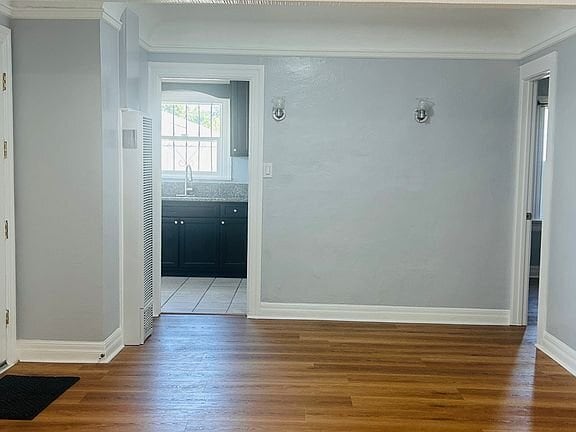 Building Photo - 1652 W 66th St