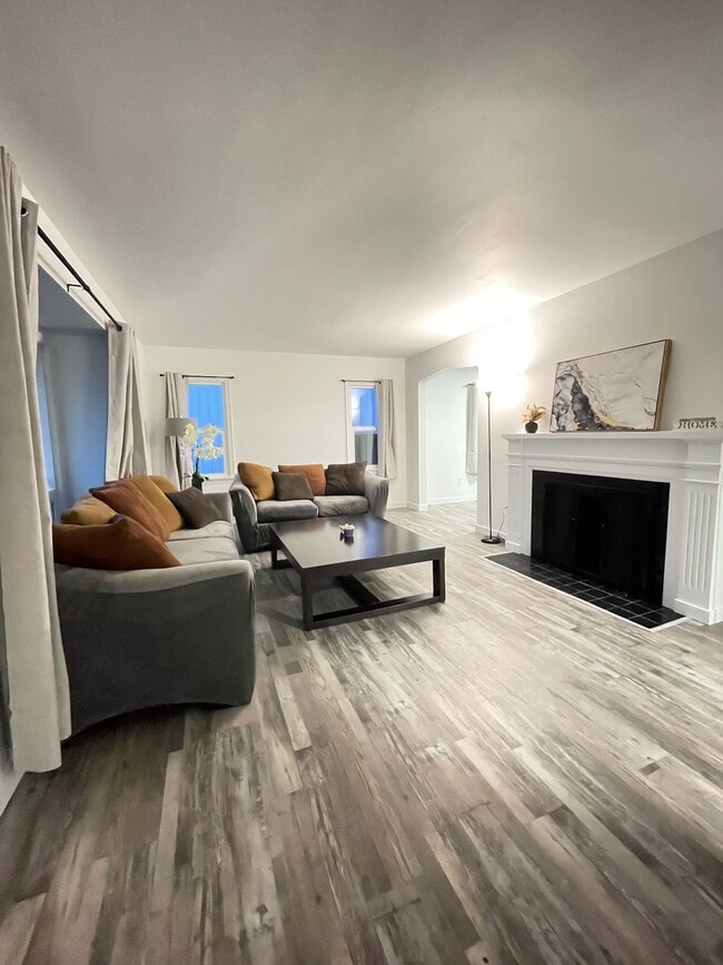 Building Photo - Room for rent in shared home near UP