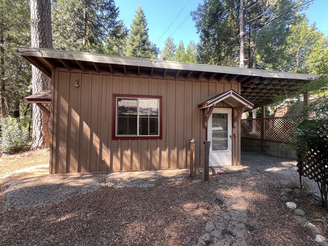 Foto principal - 12524 Valley View Rd