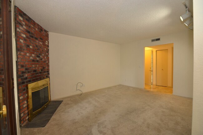 Building Photo - 14018 Juanita Dr NE