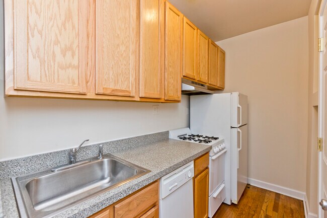 Building Photo - 3918 N Pine Grove Ave
