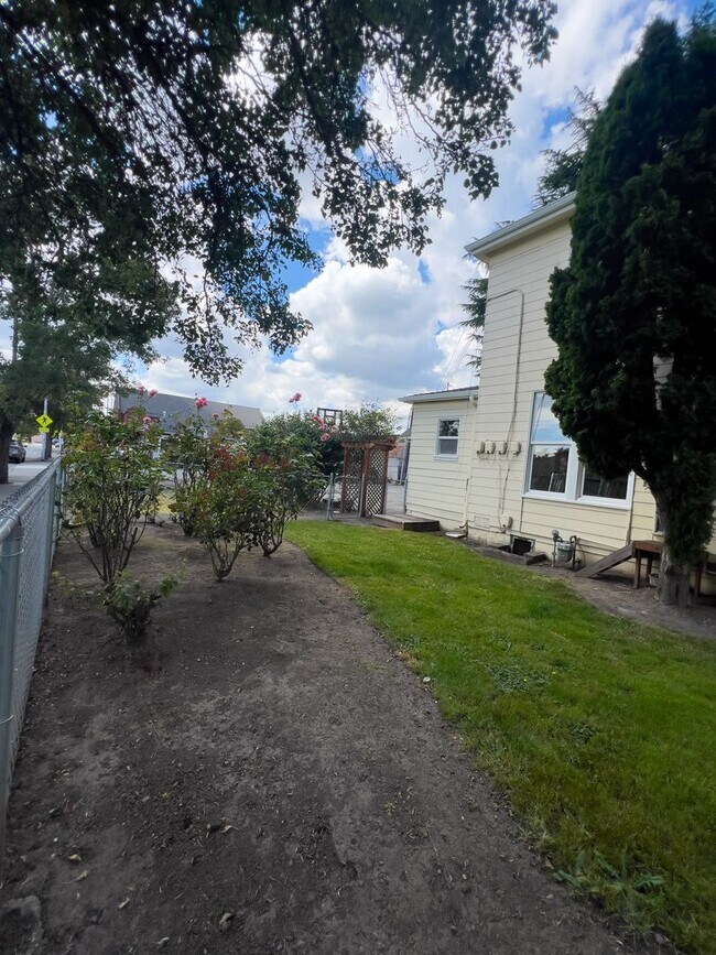 Building Photo - Spacious 2 bed with garage
