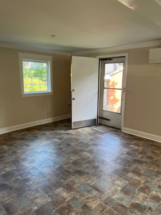 Sala de estar - 2318 Crestmont Ave