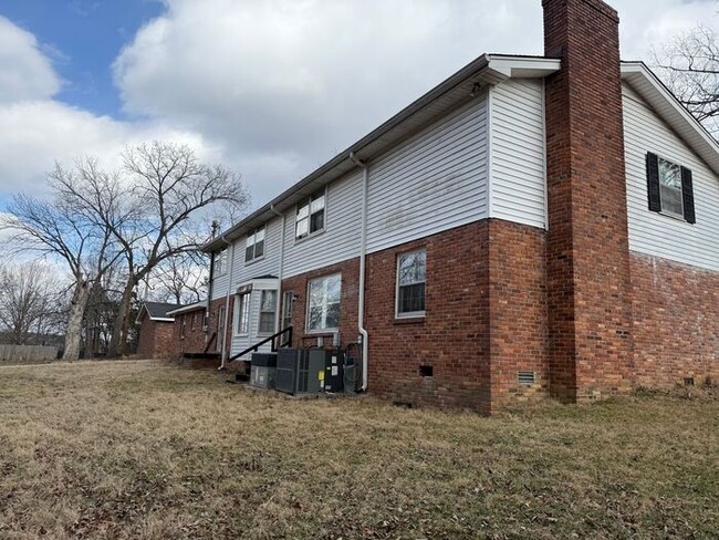 Foto del edificio - Massive 12 Bedroom House in Madison