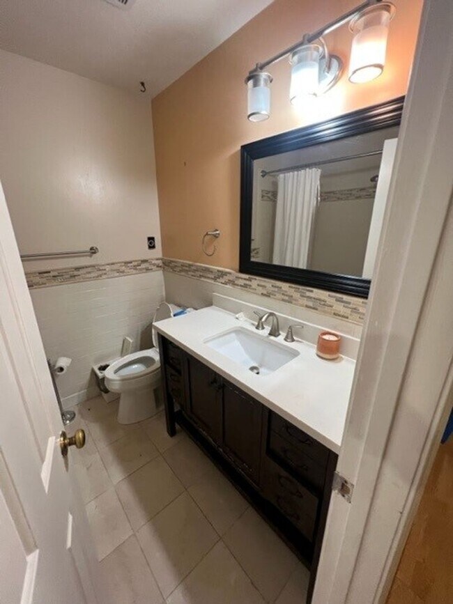 Building Photo - WOW Factor Home in Alexandria