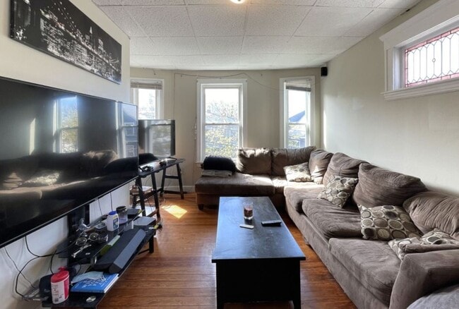 Building Photo - 14 Dow St