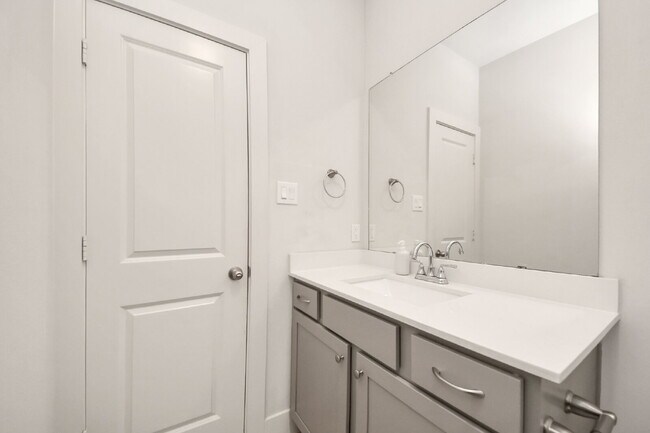 Building Photo - 3 Bedroom Houston Rental Home in Gated Community near Griggs Road