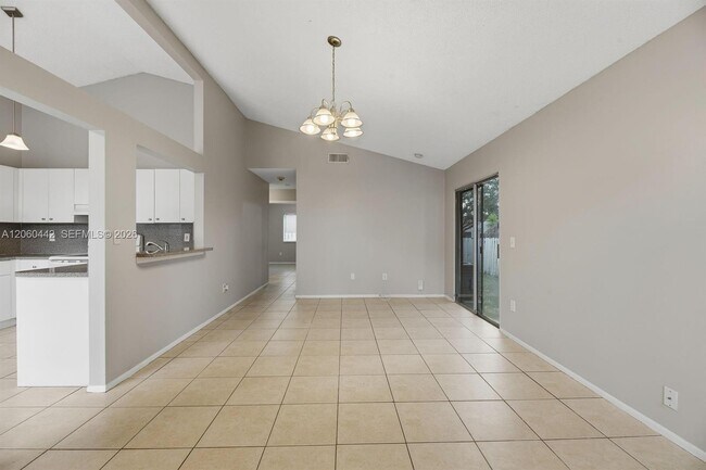 Foto del edificio - 8666 SW 14th St
