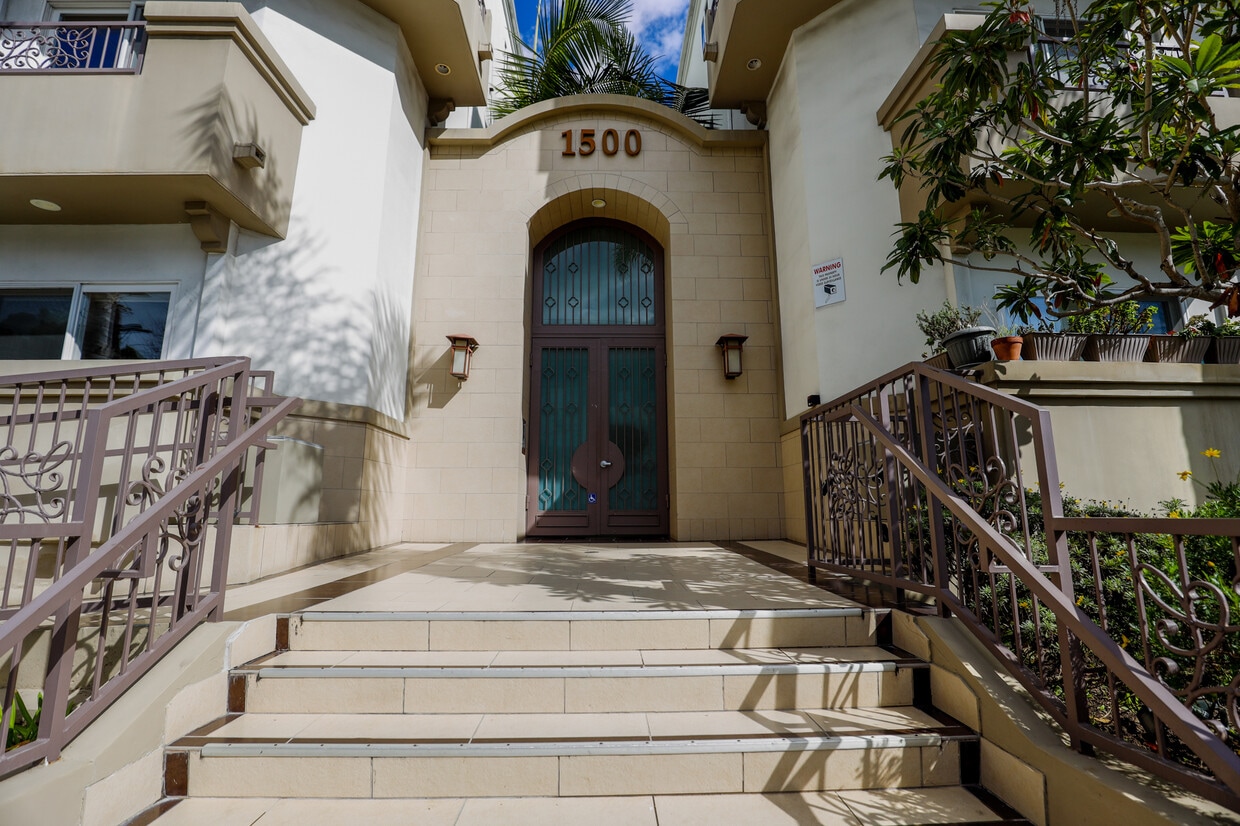 Primary Photo - Colby Villas by Wiseman