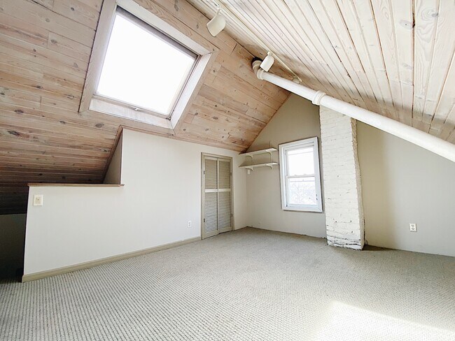 Building Photo - Beautiful River West 2BD Upper Unit with B...