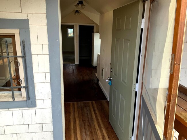Building Photo - 1 Bedroom Unit in Whiteaker