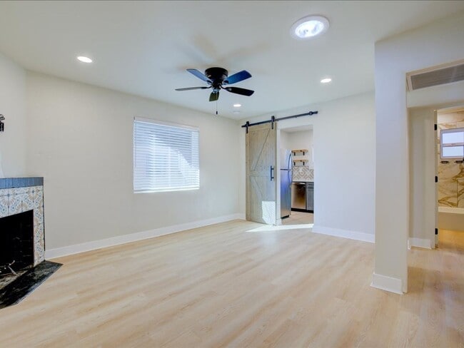 Foto del edificio - Charming 2-Bedroom, 1-Bath Home with Community pool and on site laundry facility!