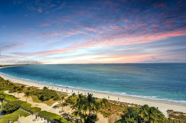 Foto del edificio - 1111 Crandon Blvd