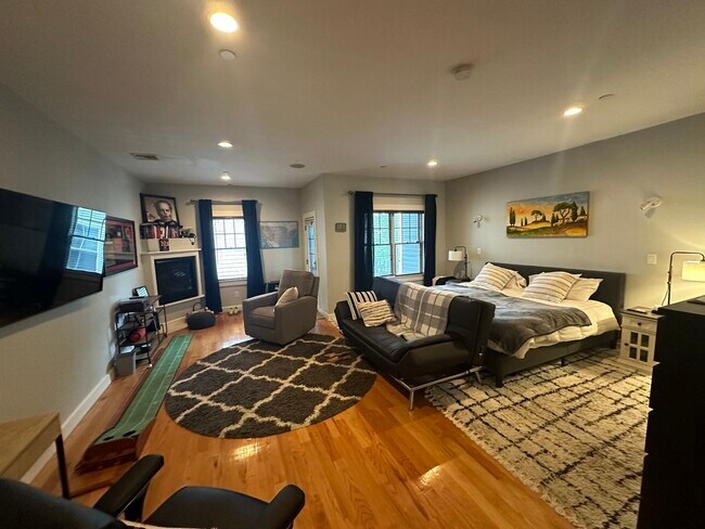 Foto del edificio - 345 W Broadway St