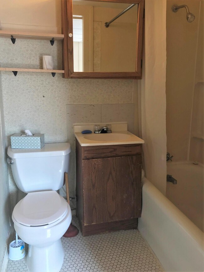 120 6th Ave W Unit 201, Alexandria, MN 56308 Room for Rent in