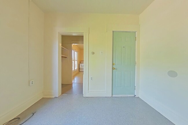 Building Photo - 1 Bedroom Apartment ~ Close to Campus