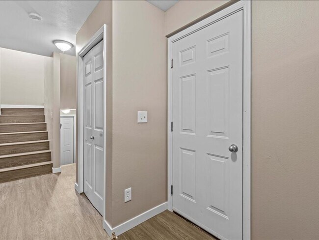 Building Photo - Updated AIR-CONDITIONED Northgate Townhome