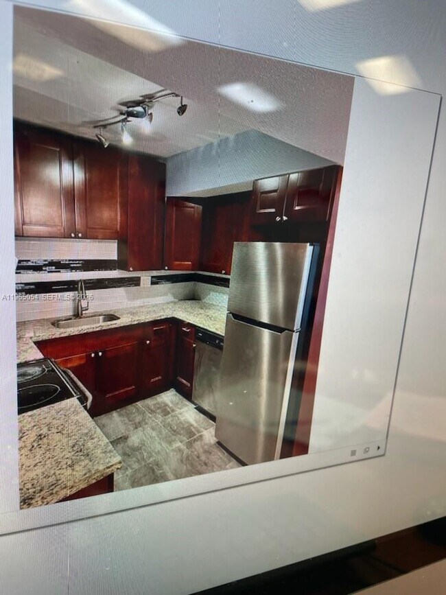 Foto del edificio - 11101 Royal Palm Blvd