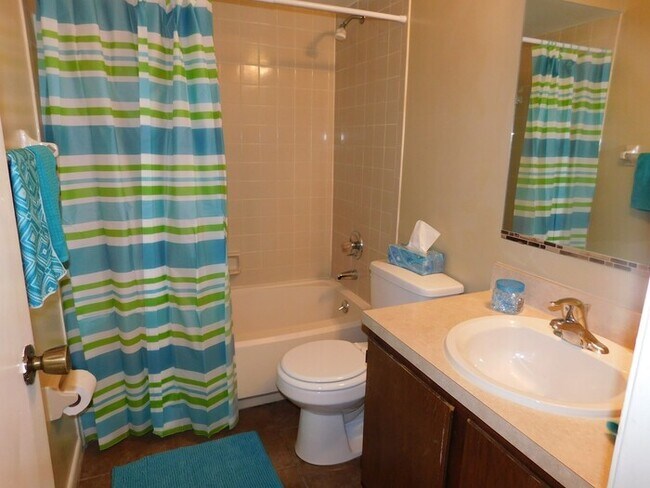 Foto del edificio - Townhome in Whispering Pines- Self viewing!