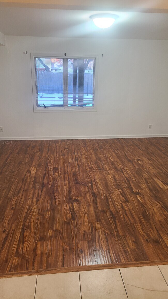 Foto del edificio - 348 River Dr