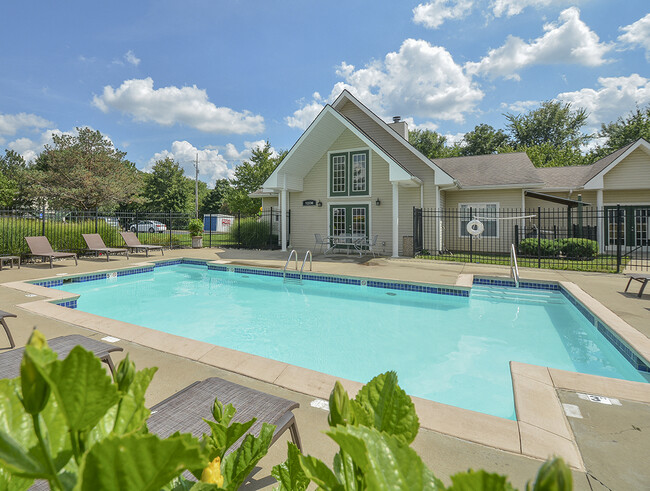 Espectacular piscina y terraza al aire libre - Park at Olathe Station