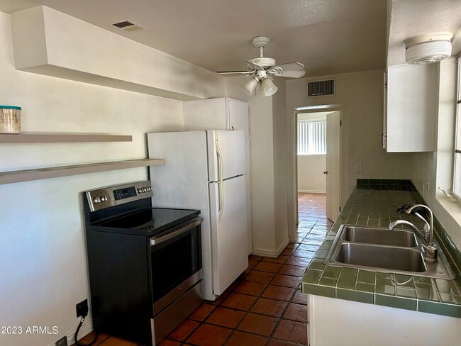 Building Photo - 543 W 17th St