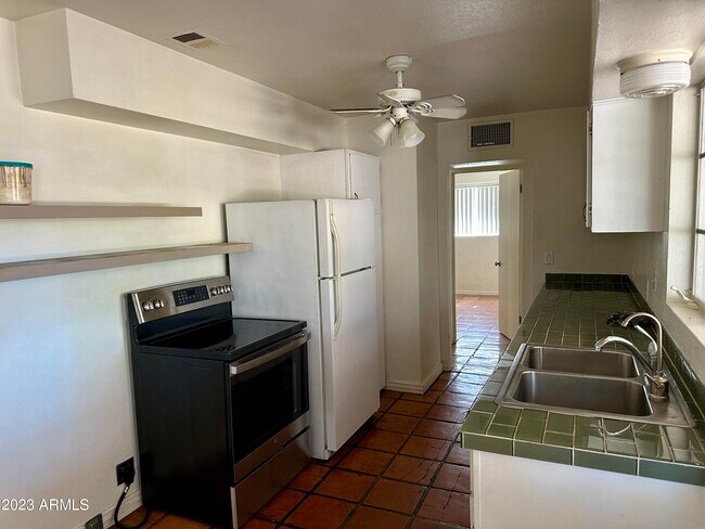 Foto del edificio - 543 W 17th St