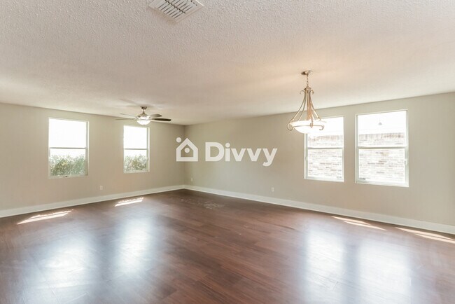 Foto del edificio - 1427 Golden Grass Dr