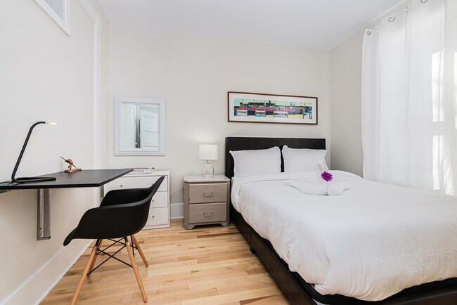 Building Photo - 807 Rue Saint-Ferdinand